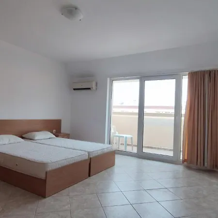 Apartman уютен с паркинг и басейн