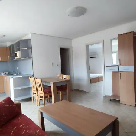 Appartement уютен с паркинг и басейн